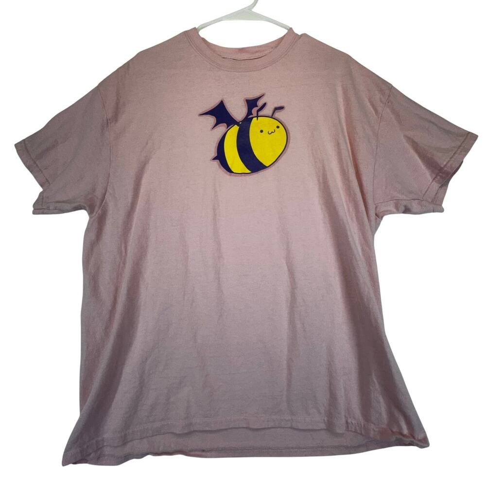 Hot Topic Short Sleeve Graphic Bee T-Shirt Size XL Petal Pink Bee w/Bat Wings